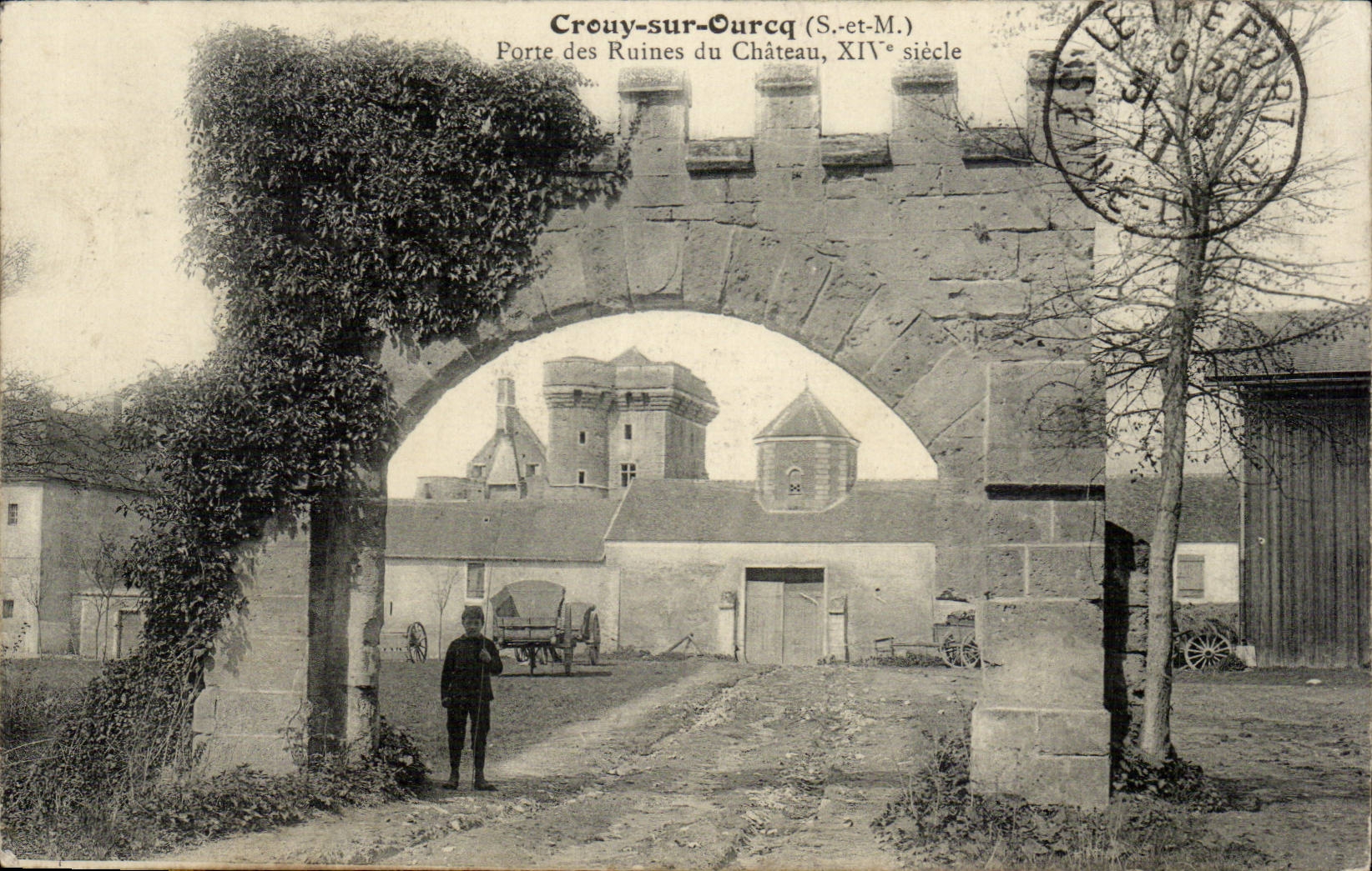 Crouy sur Ourcq CPA Porte des ruines du chateau
