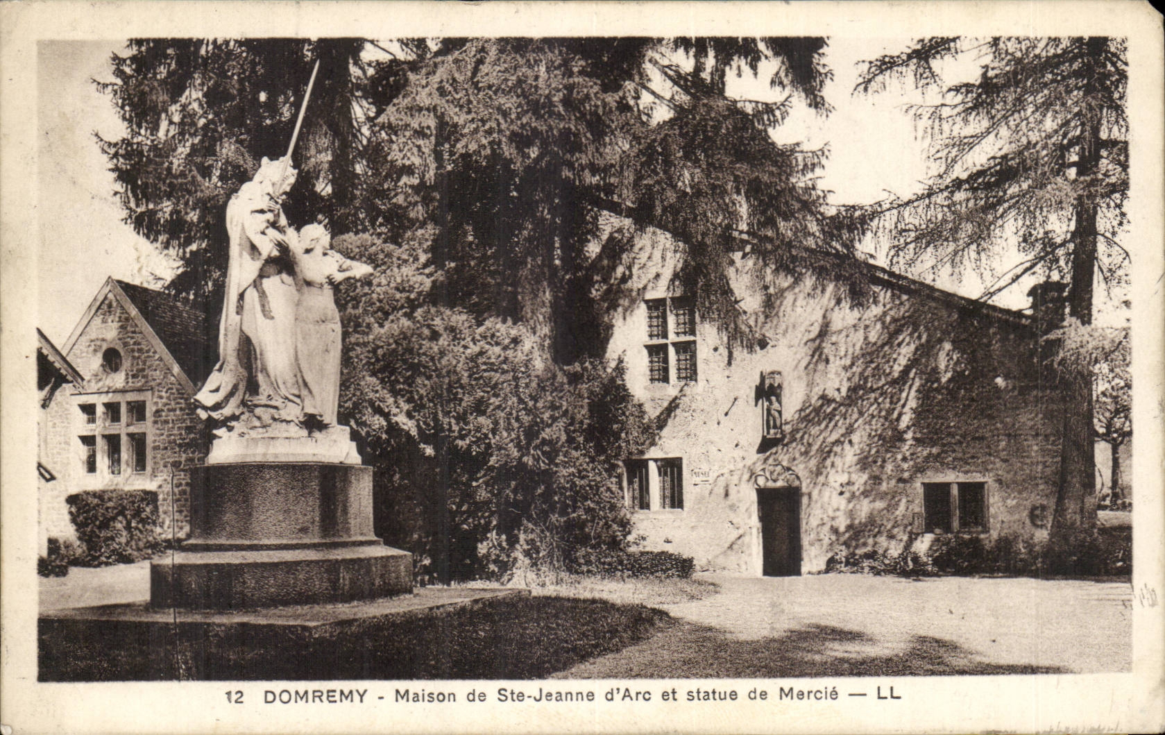 Domrémy - Maison de Ste-Jeanne d'Arc et statue de Mercié — LL