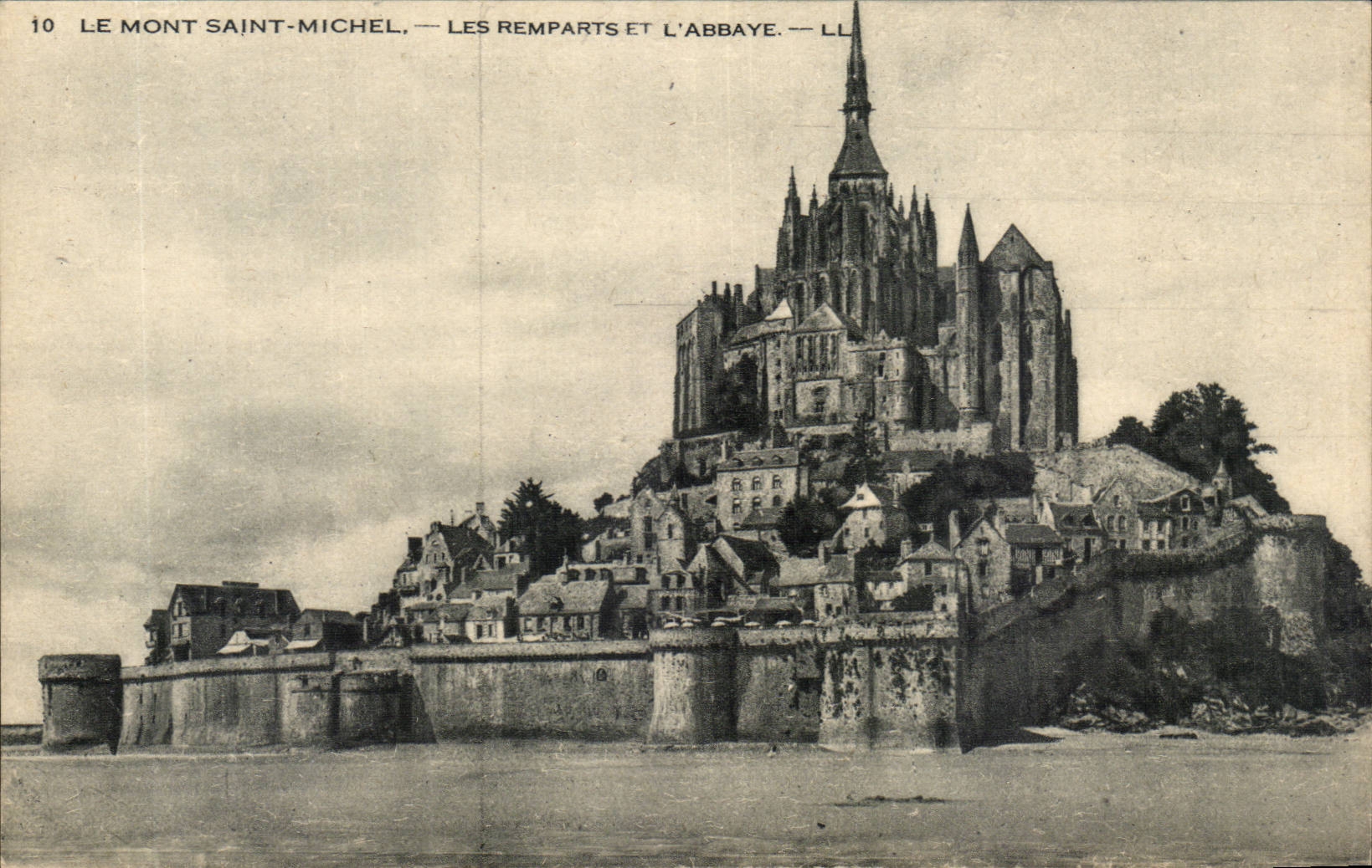 Le Mont Saint-Michel — Les remparts et l'abbaye — LL