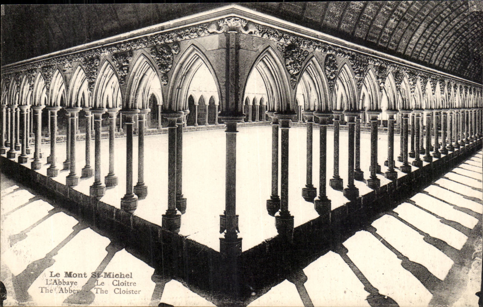 Mont Saint Michel CPA L'abbaye Le cloitre