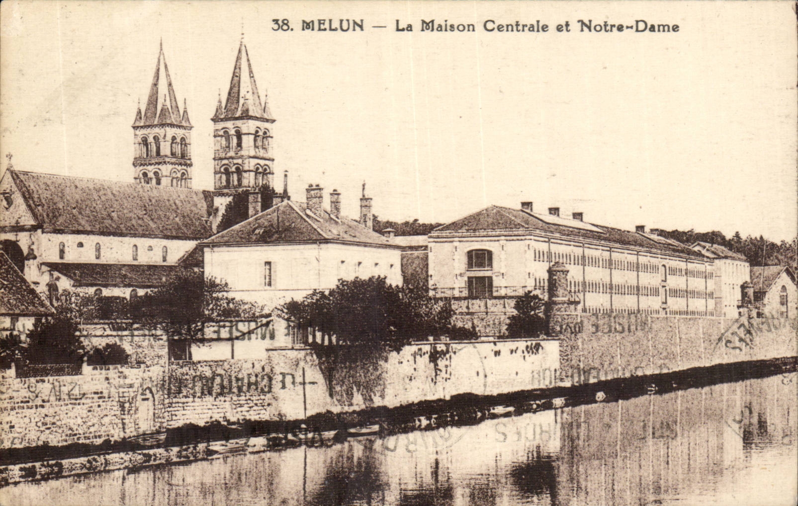 Melun — La Maison Centrale et Notre-Dame