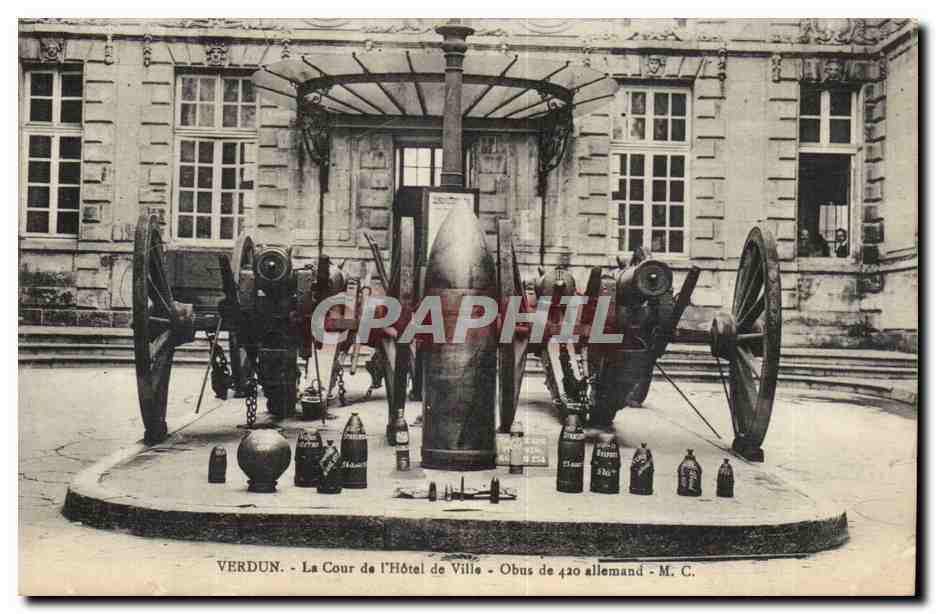 Verdun - La Cour de l'Hôtel de Ville - Obus de 420 allemand - M. C.