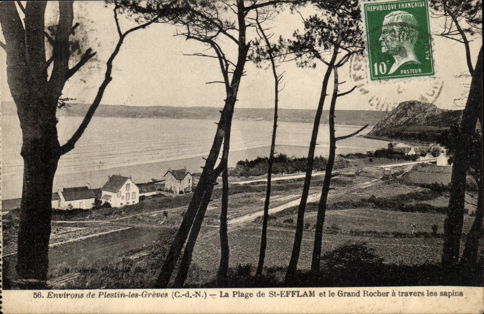 Environs de Plestin-les-Grèves (C.-d.-N.) — La Plage de St-EFFLAM et le Grand Rocher à travers les sapins
