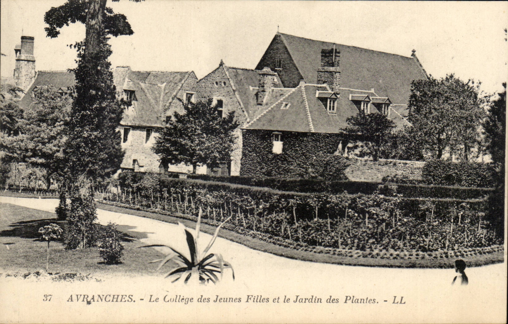 Avranches — Le Collège des Jeunes Filles et le Jardin des Plantes — LL