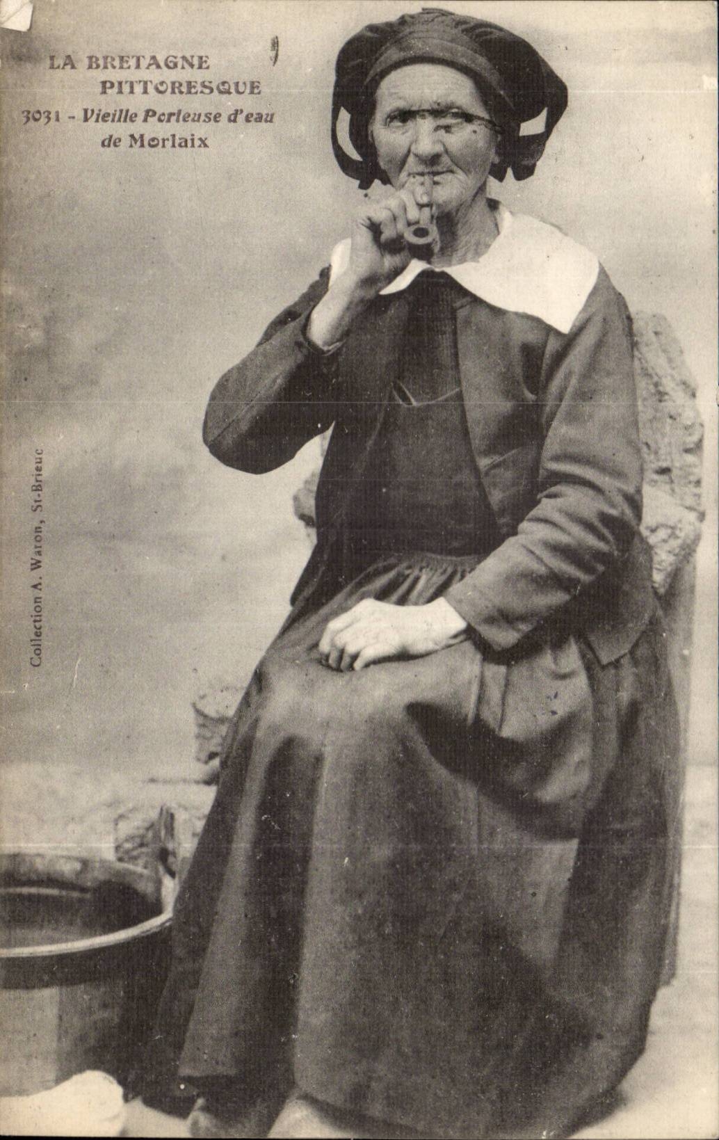 CPA La Bretagne pittoresque Vieille porteuse d'eau de Morlaix (folklore metiers) TOP