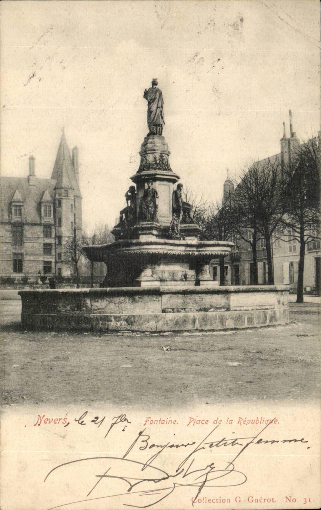 Nevers - Fontaine - Place de la Republique - CPA 