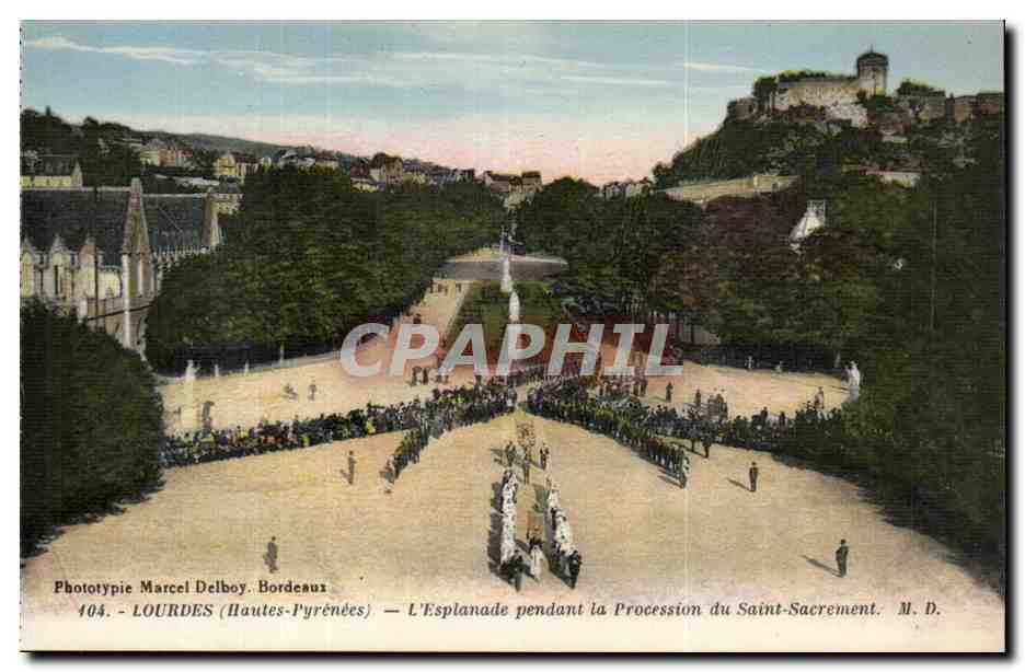 Lourdes CPA L'esplanade pendant la procession du Saint Sacrement