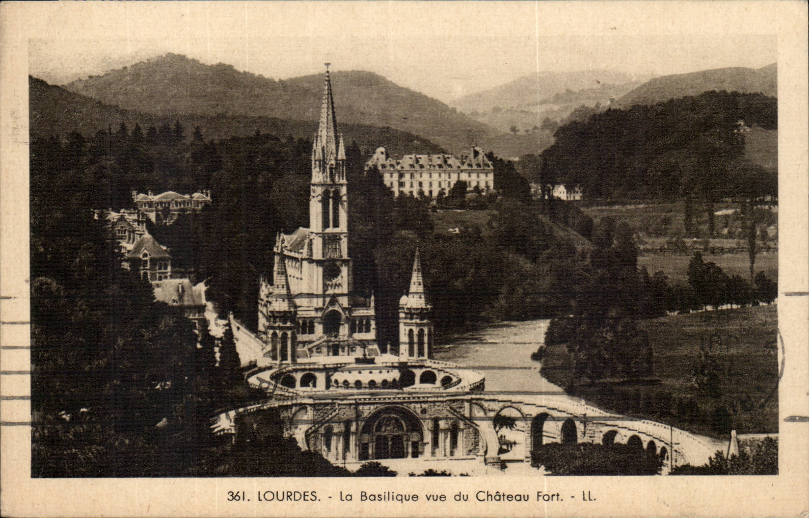 CPA Lourdes La basilique vue du chateau fort