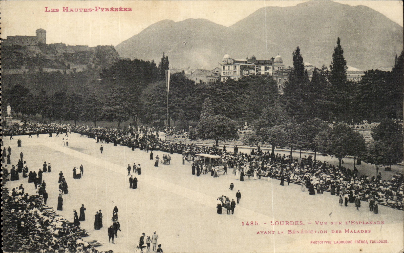 CPA Lourdes Vue sur l'esplanade avant la benediction des malades