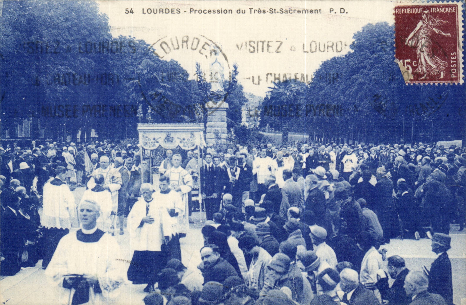 CPA Lourdes Procession du Tres Saint Sacrement