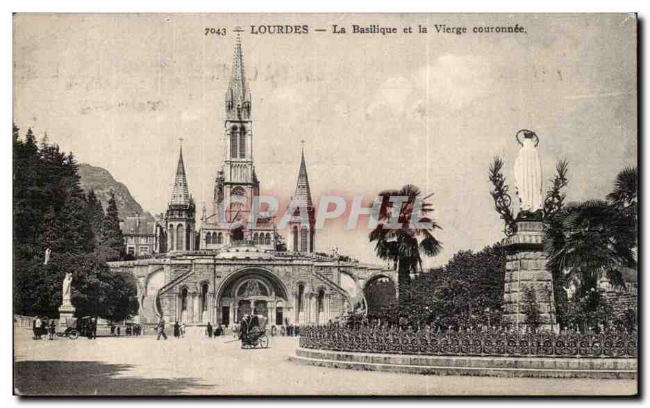 CPA Lourdes La basilique et la vierge couronnee