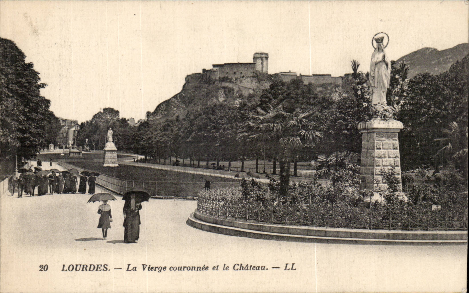 CPA Lourdes La vierge couronnee et le chateau