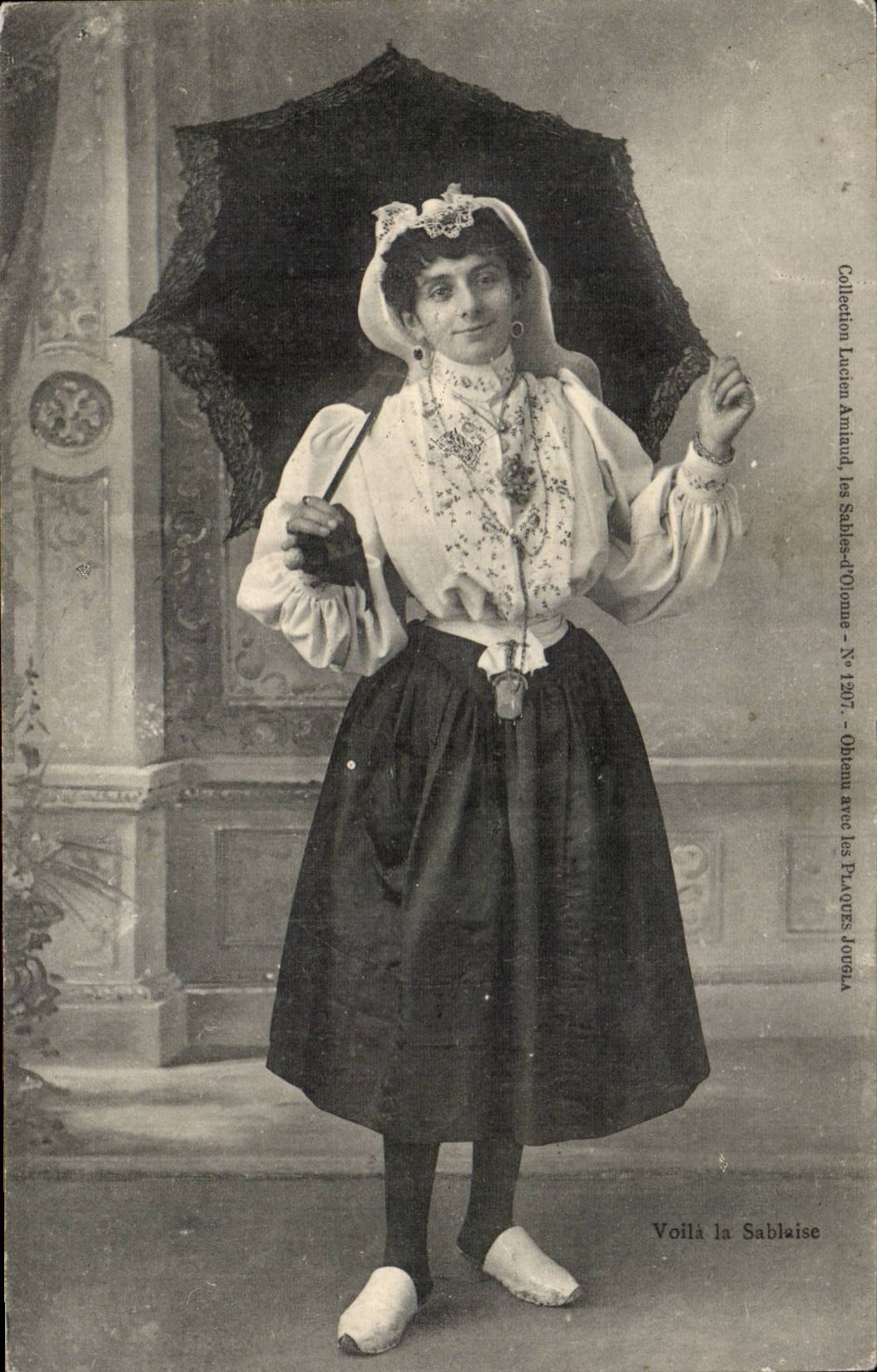 Femme en costume traditionnel — pose avec parapluie noir — Collection Lucien Amand, les Sablais d'Ollonne - N° 1207