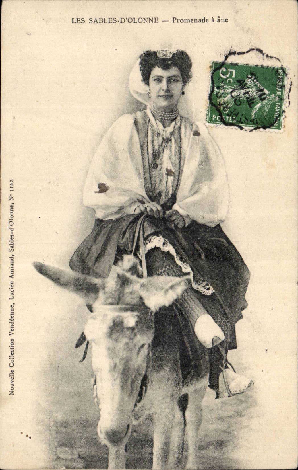 Les SAbles d'olonne CPA Promenade a ane (femme folklore donkey)