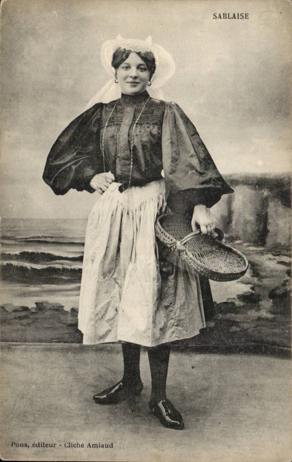 Sablaïse — femme en costume traditionnel tenant un panier — Pons, éditeur - Cliche Amiaud