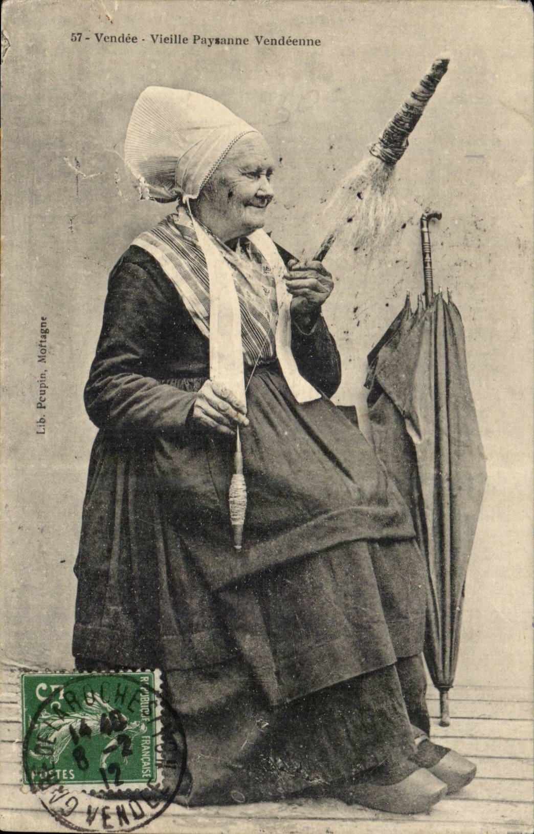 VEndee CPA Vieille paysanne vendeenne (folklore coiffe fileuse)