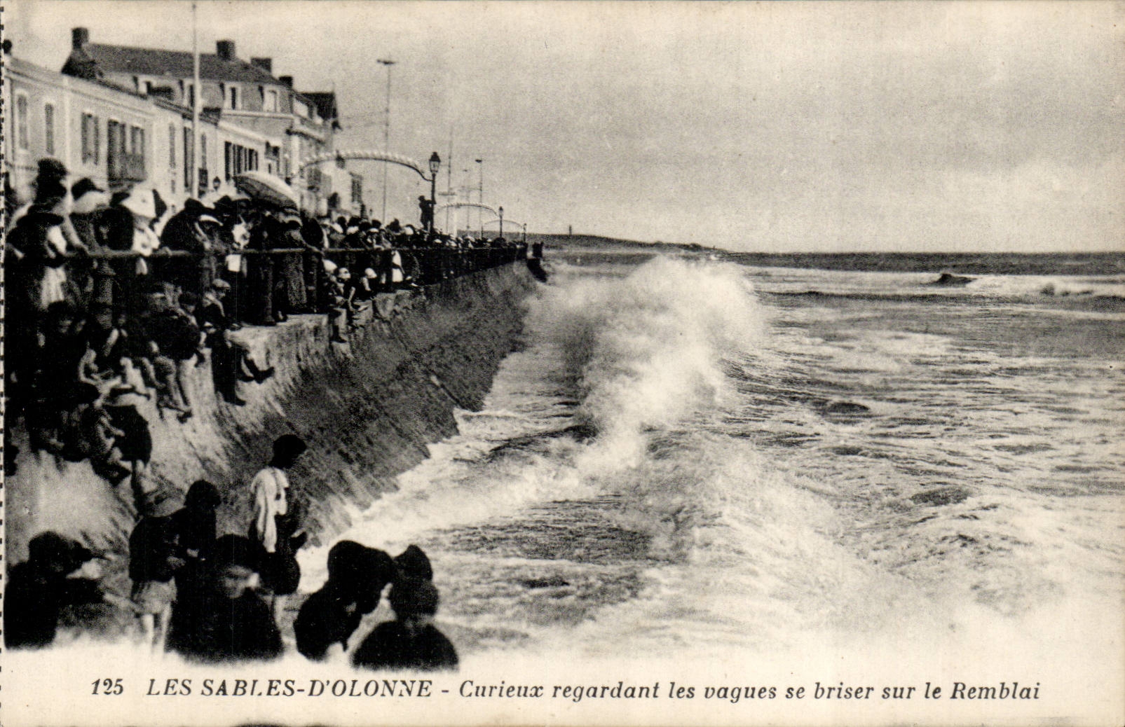 SAbles d'olonne CPA Curieux regardant les vagues se briser sur le remblai