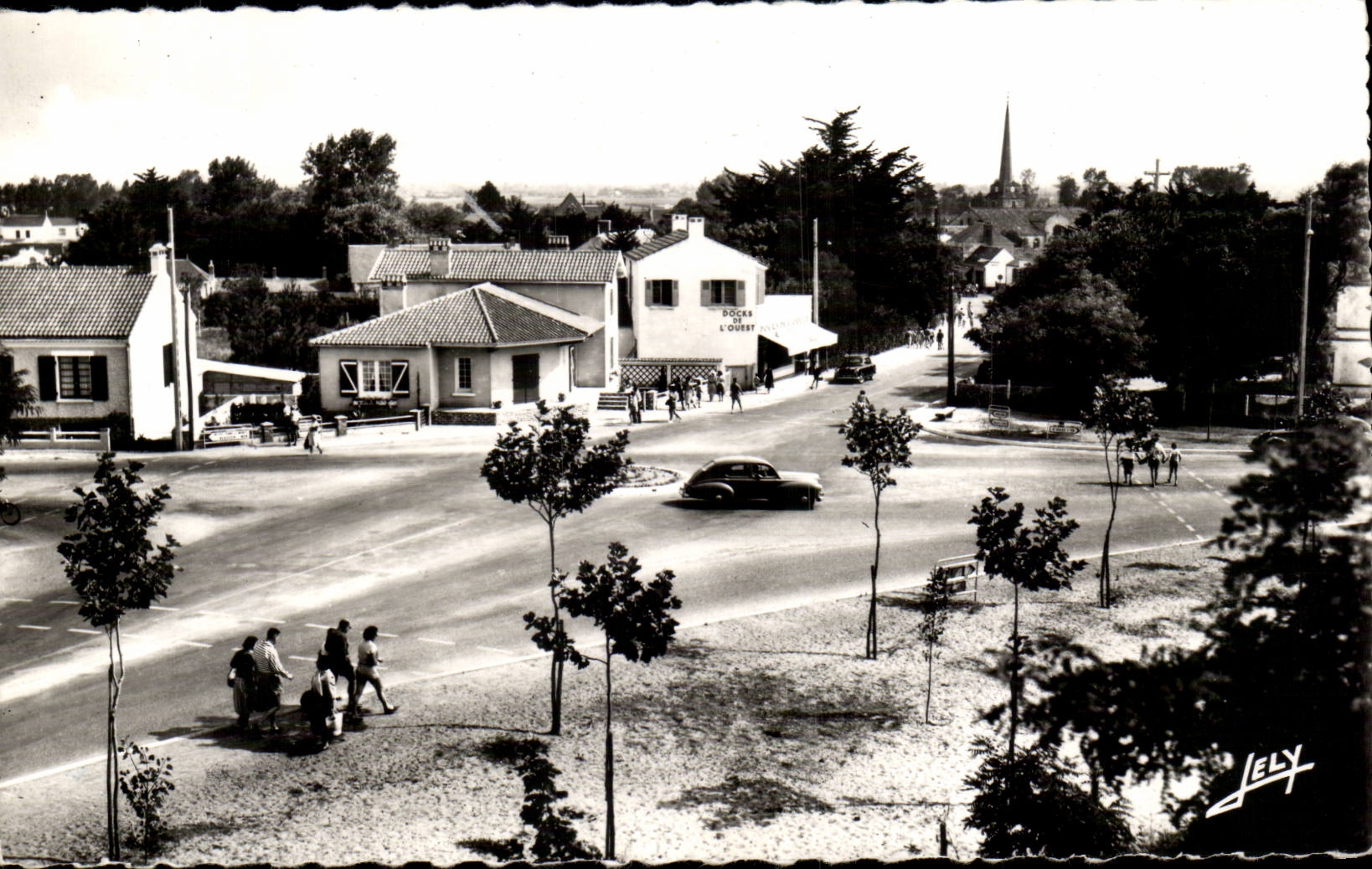 Bocage de l'Ouest — vue de la route et du bâtiment — JELY