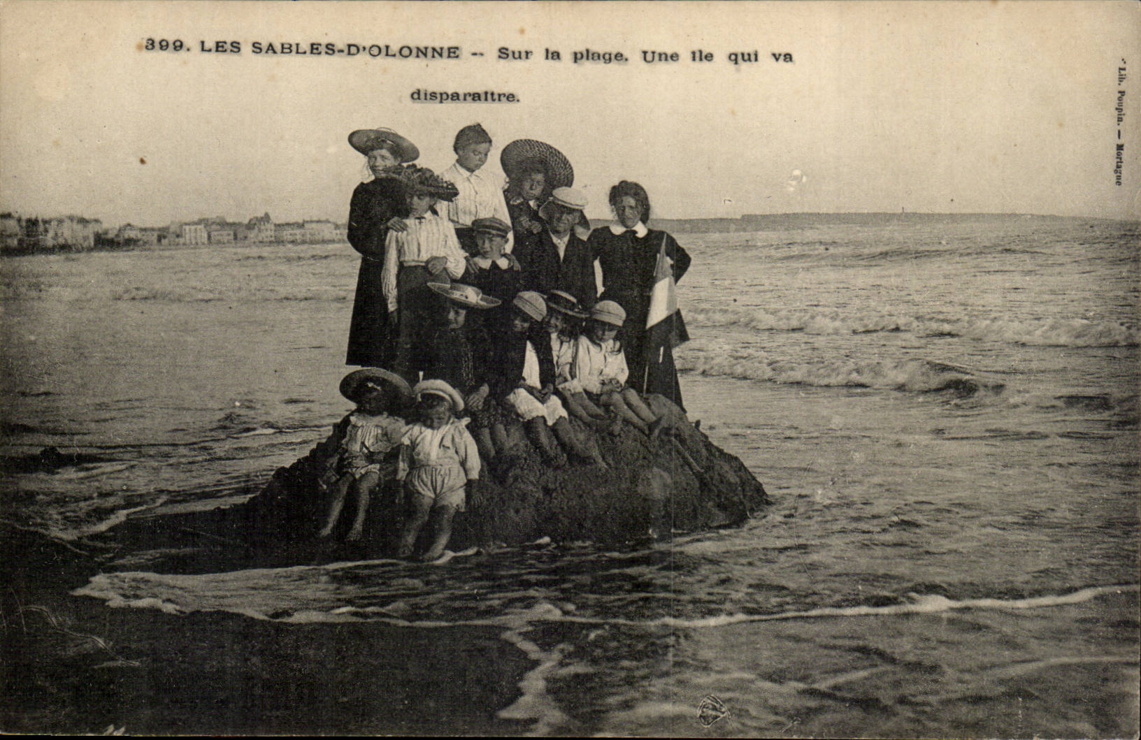 Les Sables-d'Olonne — Sur la plage. Une île qui va disparaître. — T.Lh. Poupia - Madagascar