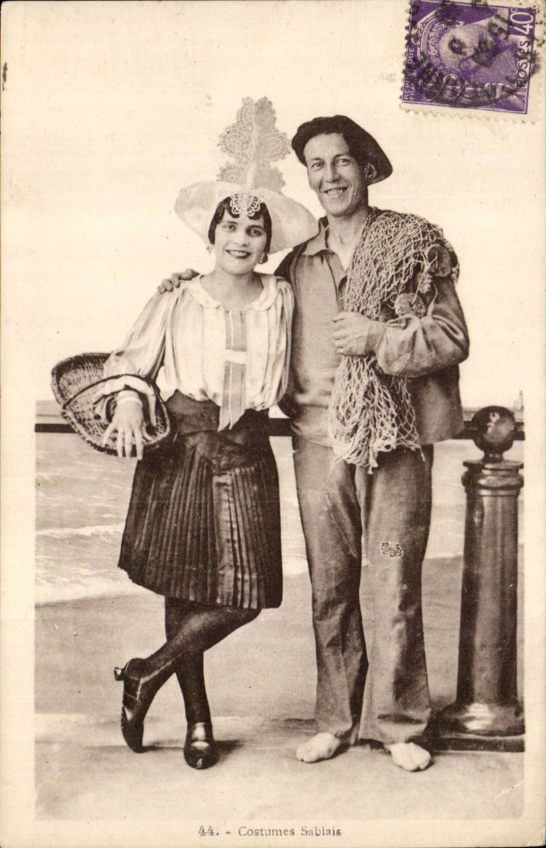 CPA Costumes sablais (folklore costume)