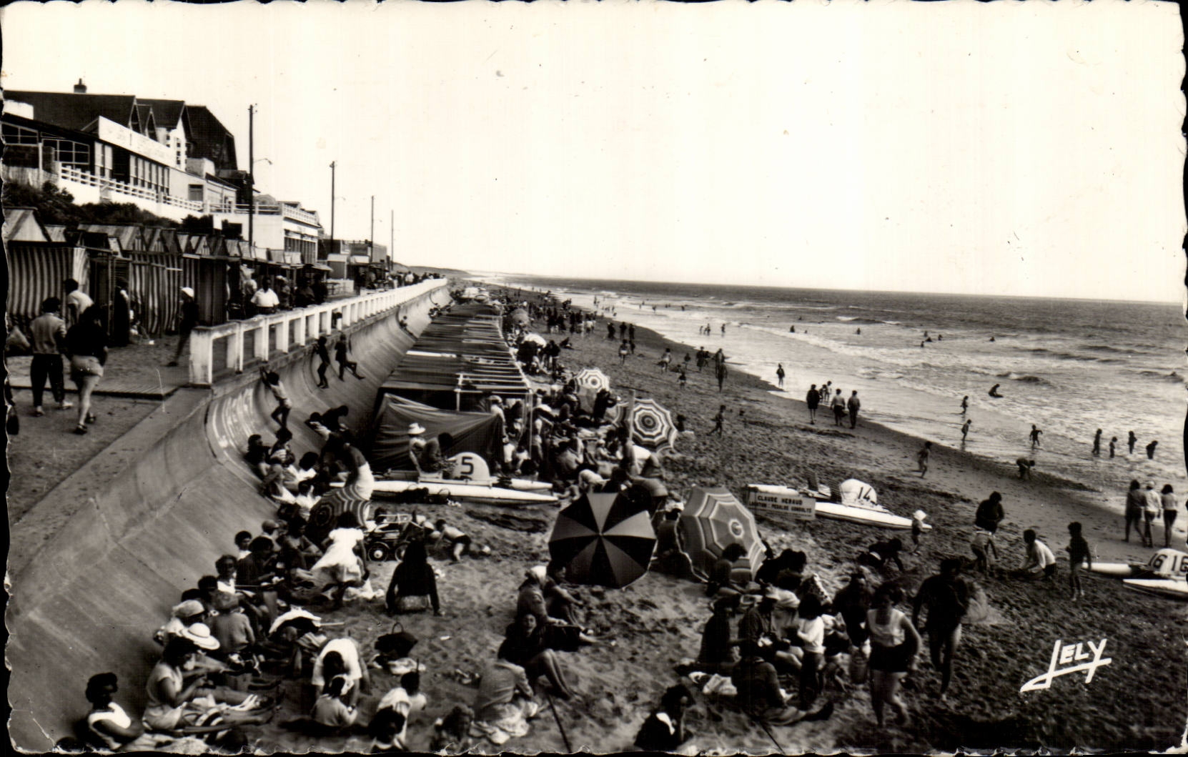 Saint Gilles sur Vie CPA La plage et le remblai