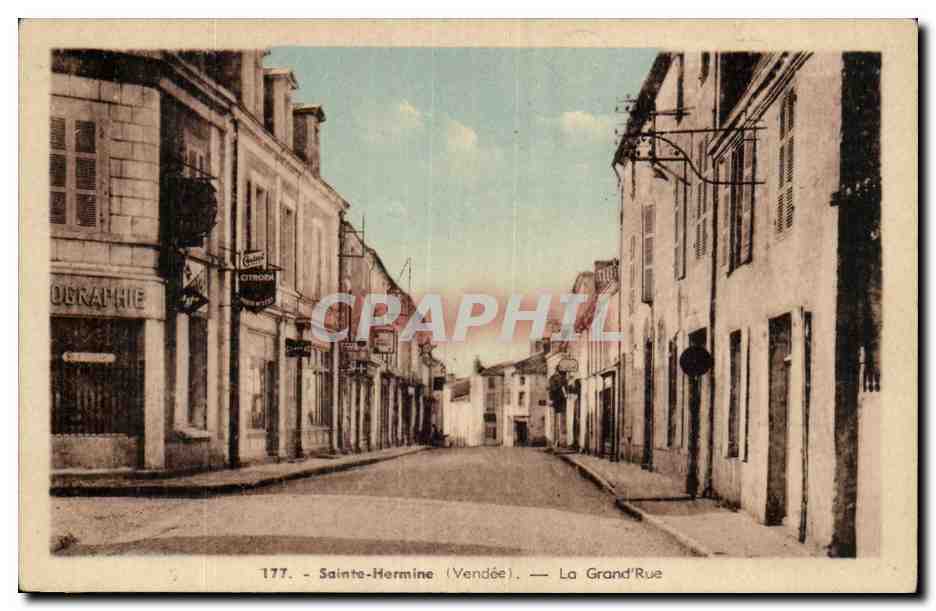 Sainte Hermine CPA La grand rue (Citroen)