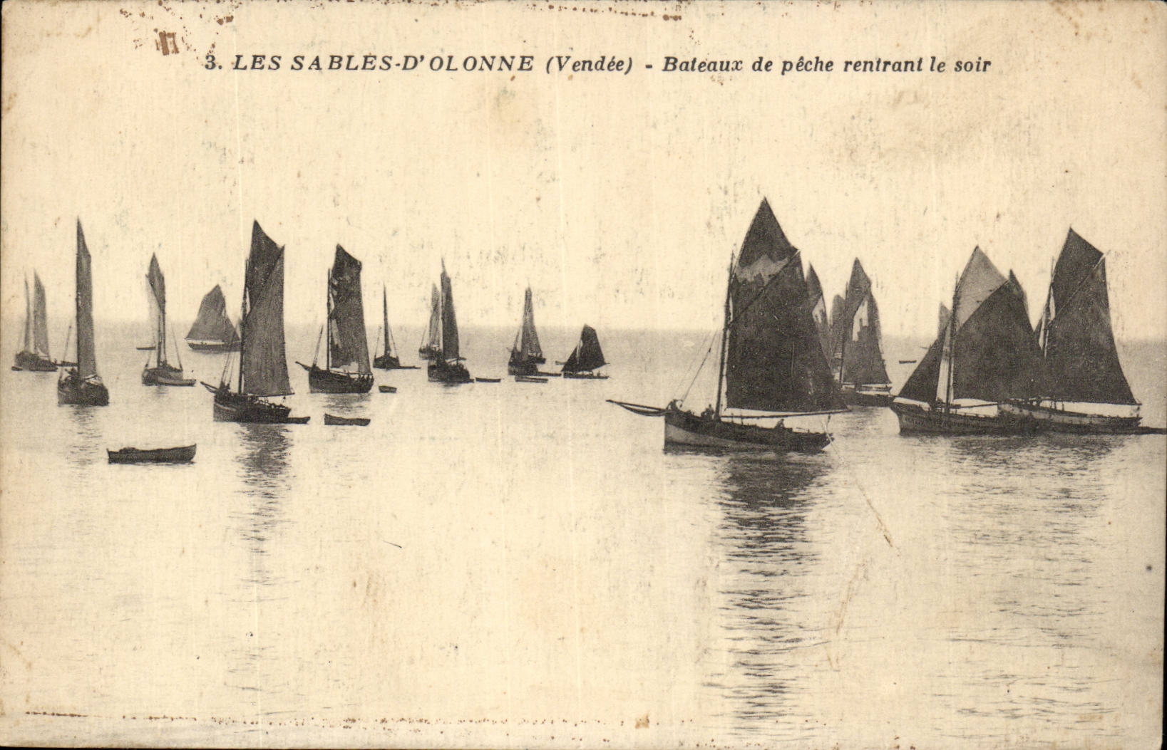 SAbles d'olonne CPA Bateaux de peche rentrant le soir