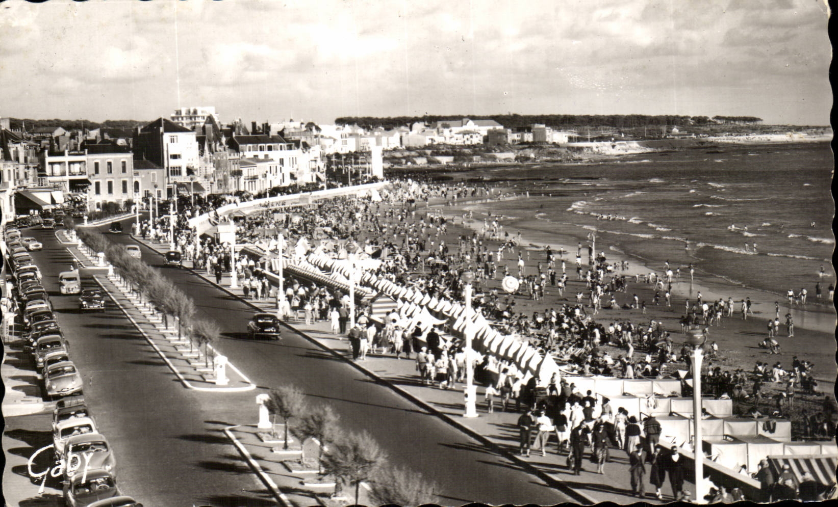 SAbles d'olonne CPA Le remblai et la plage