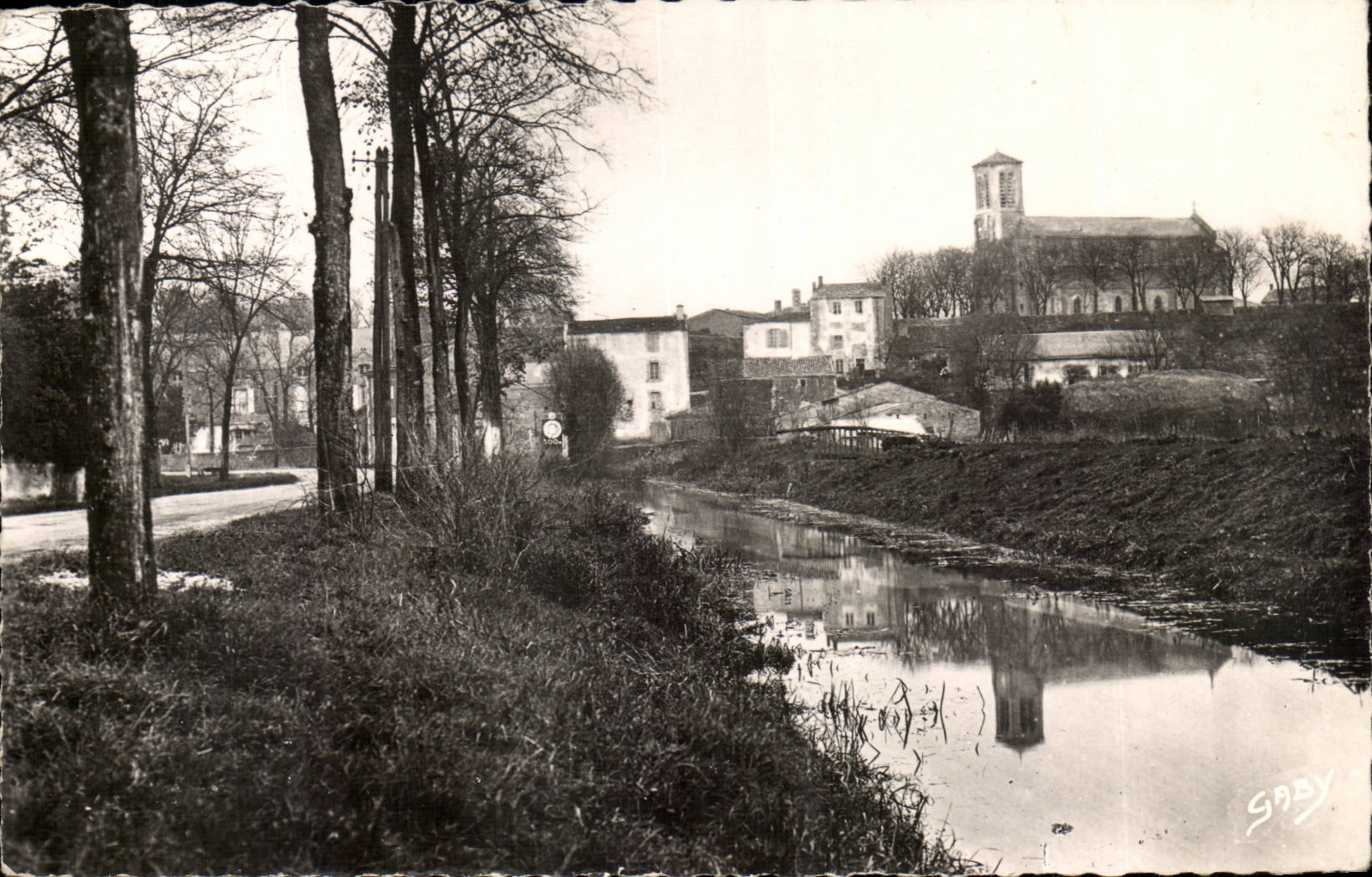 Chaille les Marais CPA Le canal a l'arriere plan L'eglise