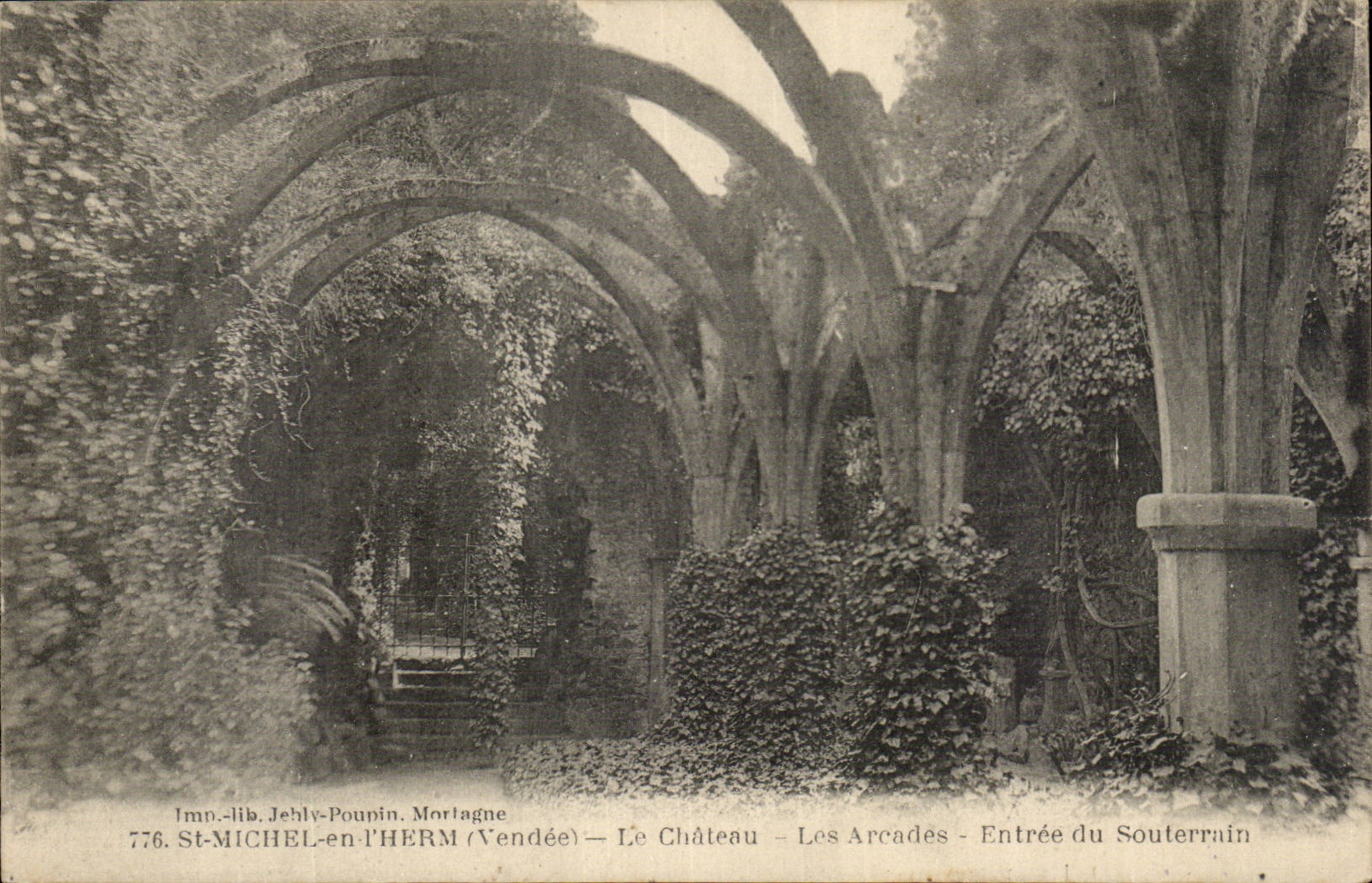 Saint Michel en l'Herm Le chateau Entree du souterrain