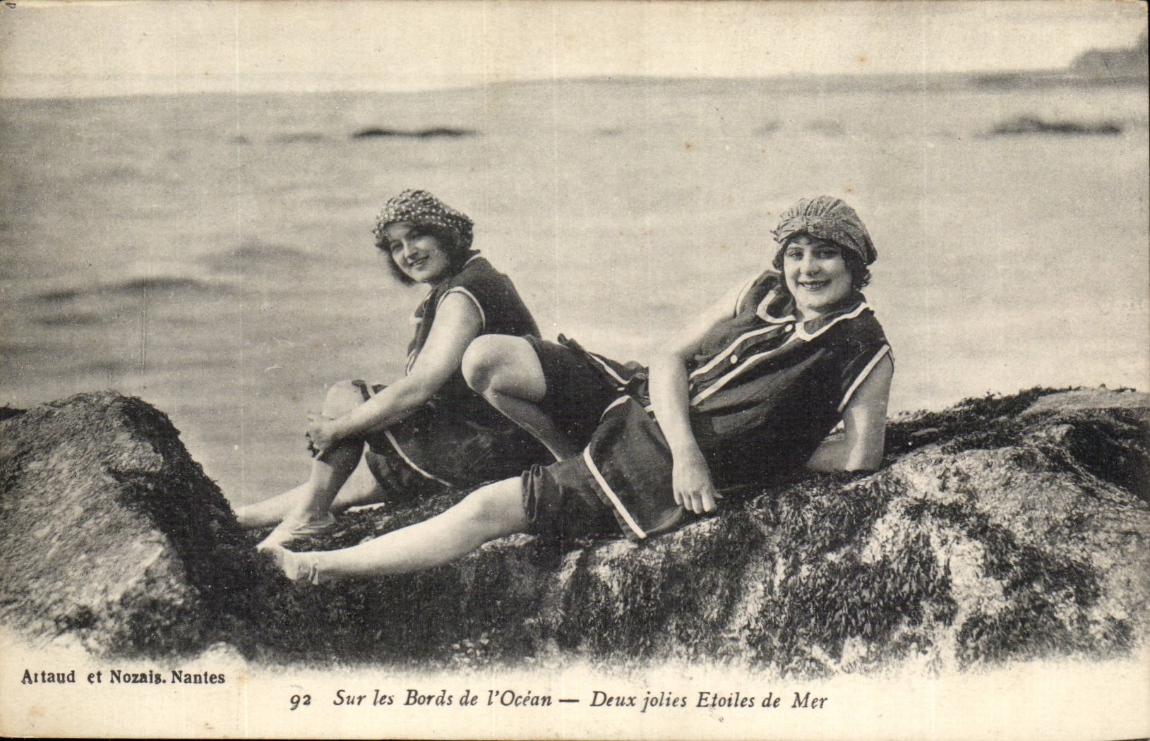 CPA Sur les bords de l'ocean Deux jolies etoiles de mer (femmes)