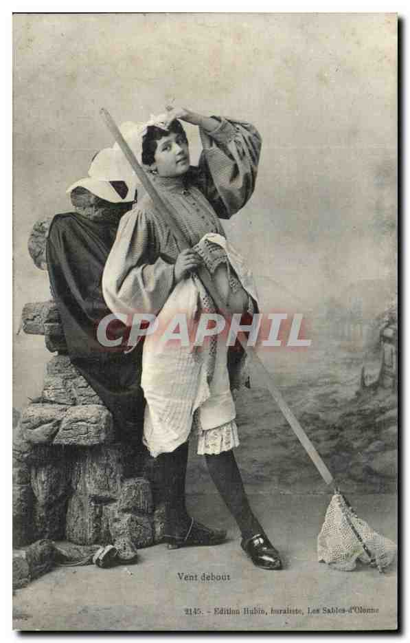 CPA Folklore Costumes Vendee Sablaise Vent debout Pecheuse de crevettes