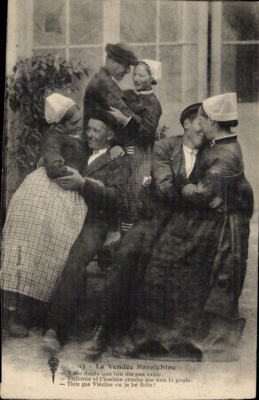 CPA Folklore Costume Sablaises La Vendee Maraichine
