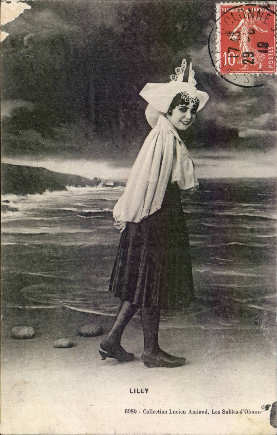 CPA Folklore Costume Sablaise Lilly Vendee