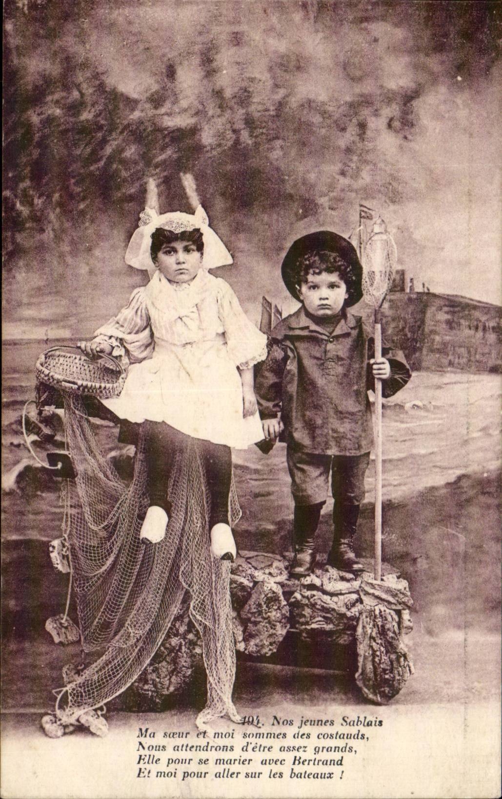 CPA Folklore Costume Sablaise Nos jeunes Sablais (pecheurs de crevetttes enfants)