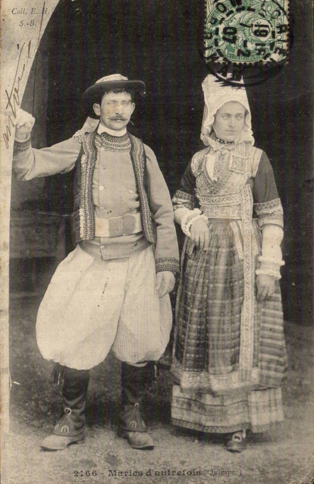 CPA Folklore Costume Maries d'autrefois