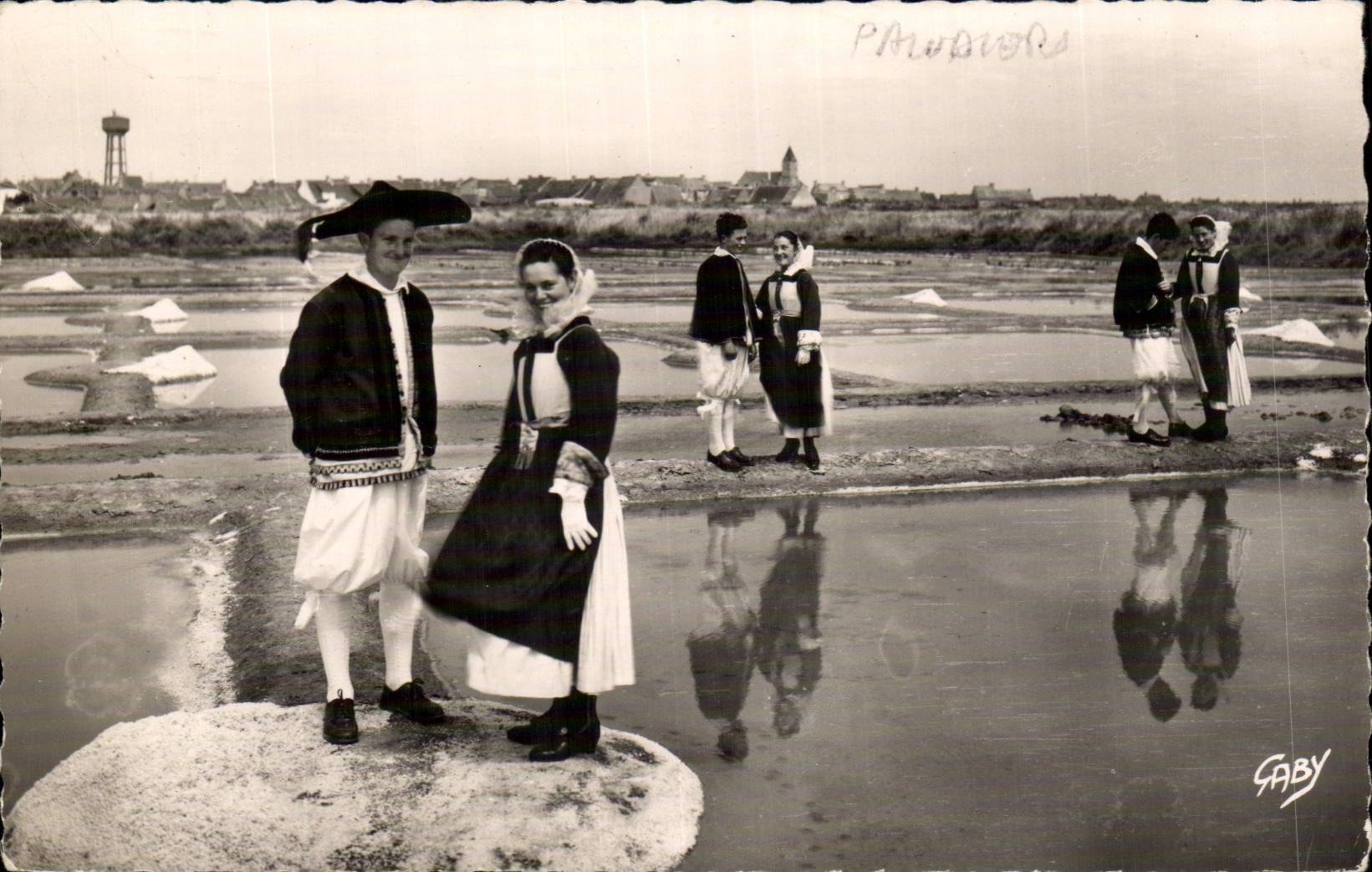 CPA Folklore Costume Paludiers en costumes Sur les marais salants