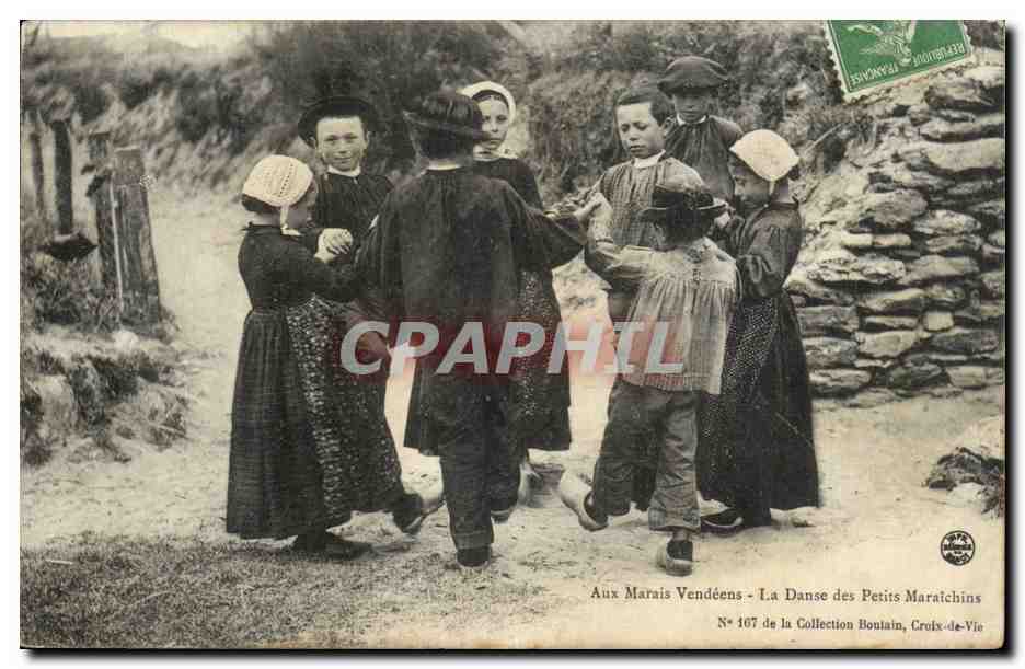 CPA Aux Marais Vendeens La danse des Petits Maraichins (folklore) TOP vendee