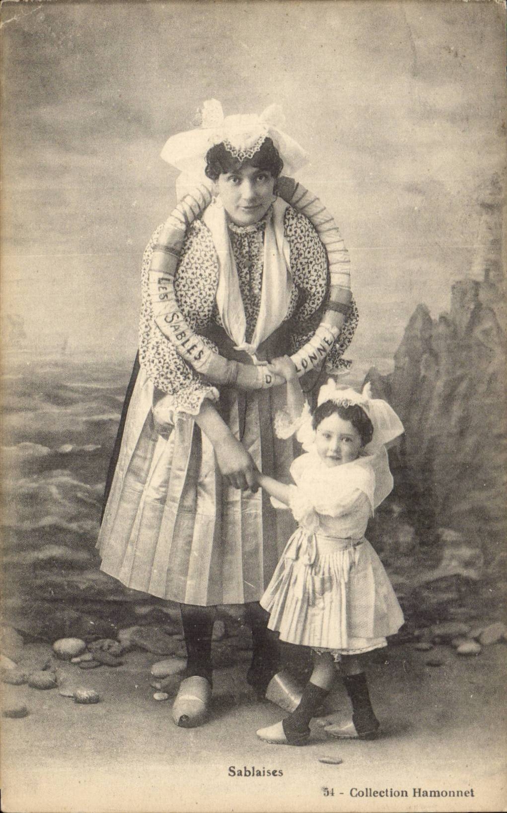 CPA Sablaises Femme (folklore costumes) TOP Vendee