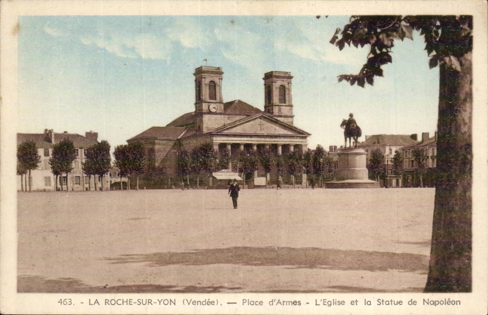 La Roche sur Yon CPA Place d'armes L'eglise et la statue de Napoleon