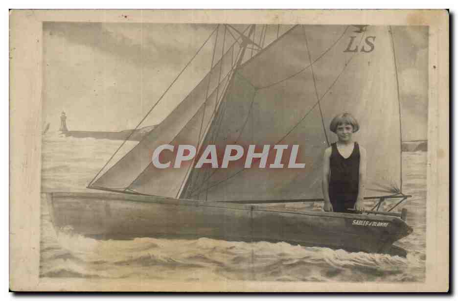 Les SAbles d'olonne CPA Jeune fille et bateau (enfant)