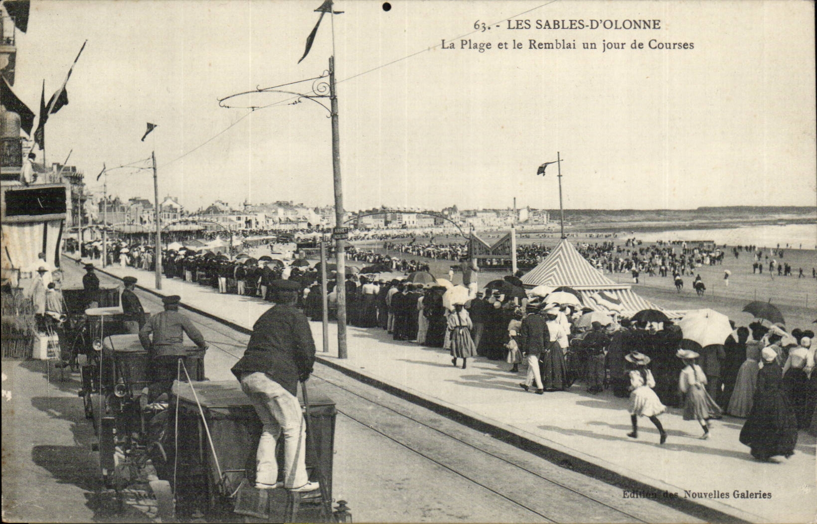 Les Sables-d'Olonne — La Plage et le Remblai un jour de Courses — Édition des Nouvelles Galeries