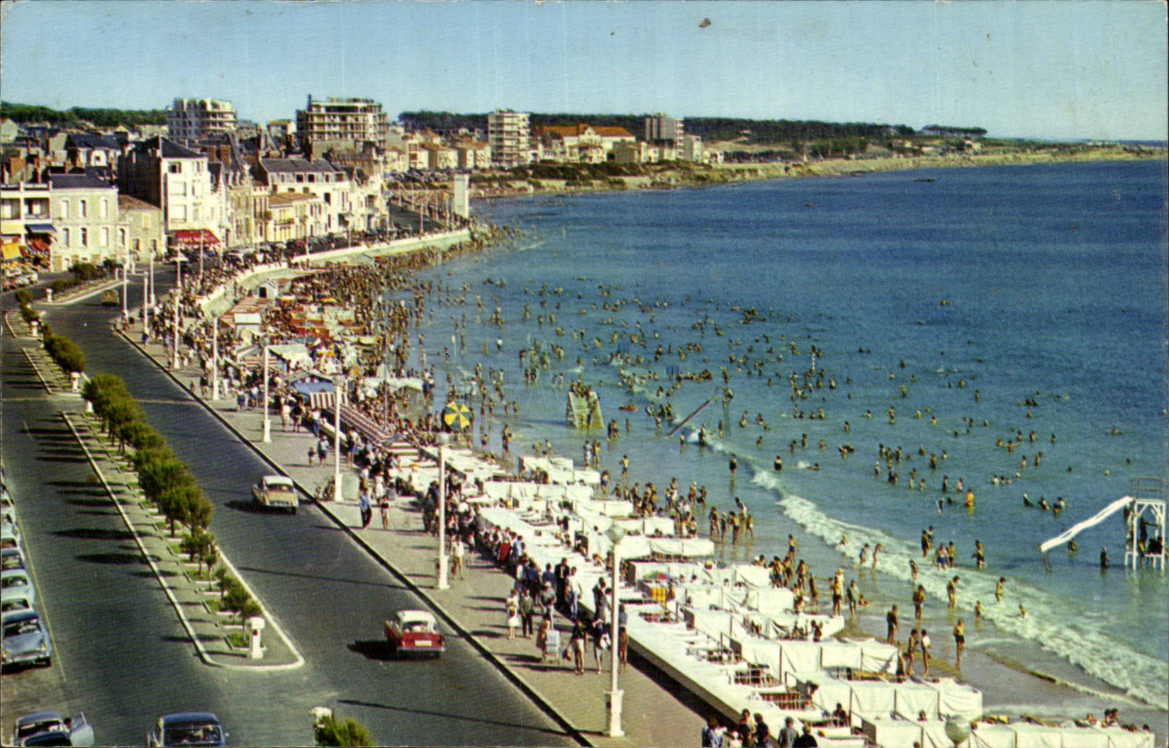 Les Sables-d'Olonne (Vendée) — Der Strand und der Damm von der Hotel Beau-Rivage aus gesehen — Verleger Antaud Frères, Nantes-Carquefou
