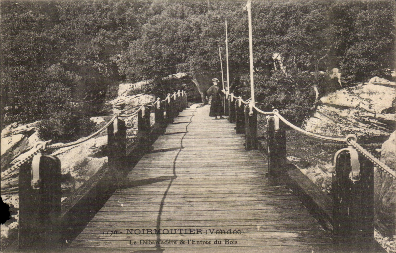 Noirmoutier CPA le debarcadere et l'entree du bois