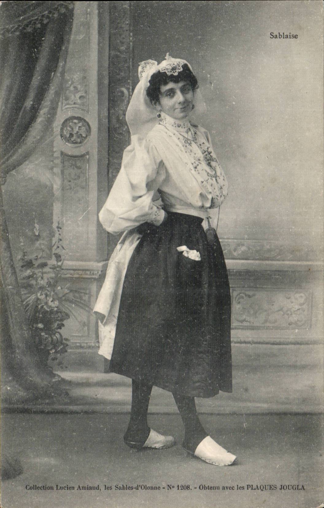 Femme en costume traditionnel — Sablaïse — Collection Lucien Amiaud, les Sables-d'Olonne - N° 1208