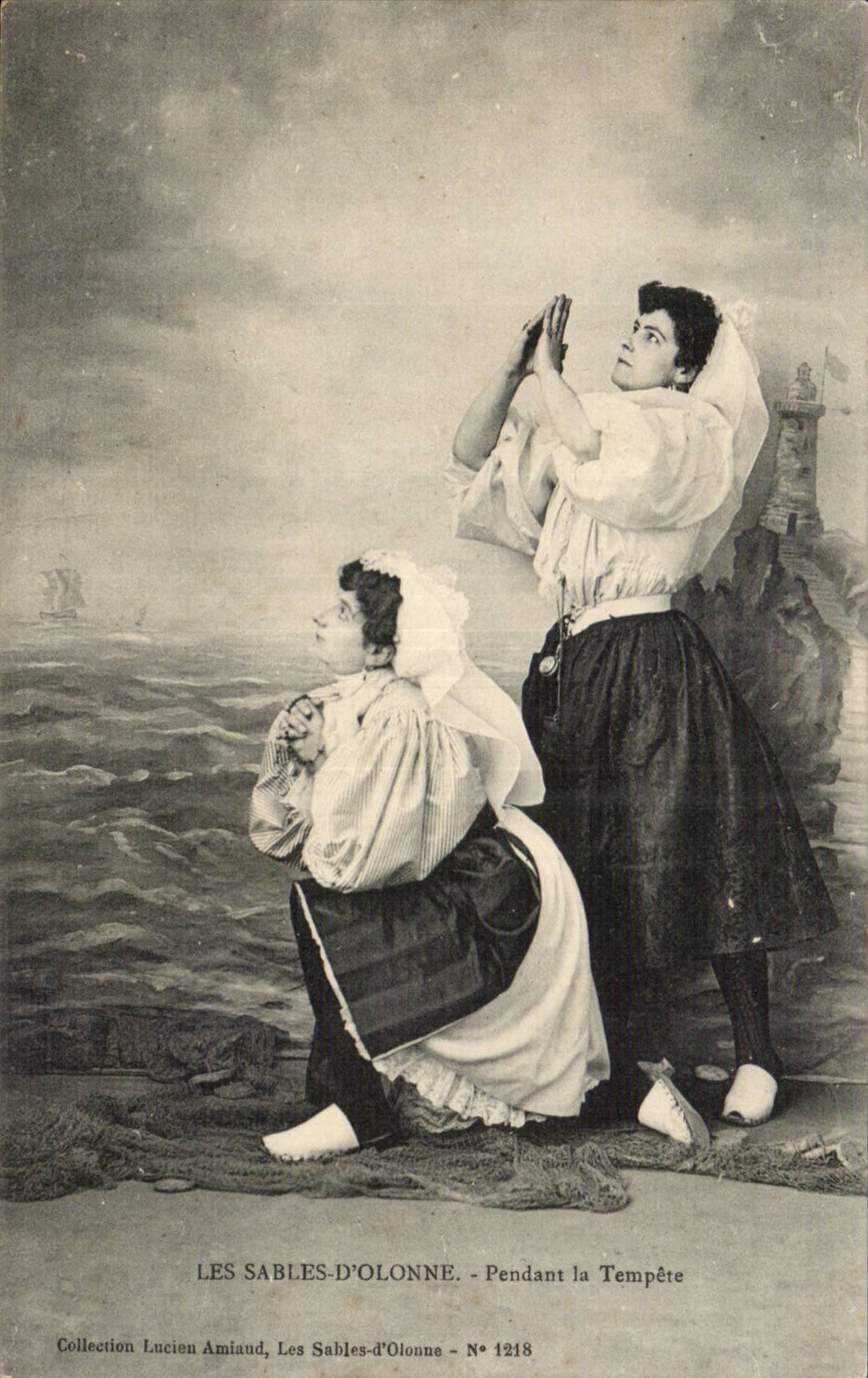 CPA SAbles d'olonne Sablaises Pendant la tempete (folklore costume)