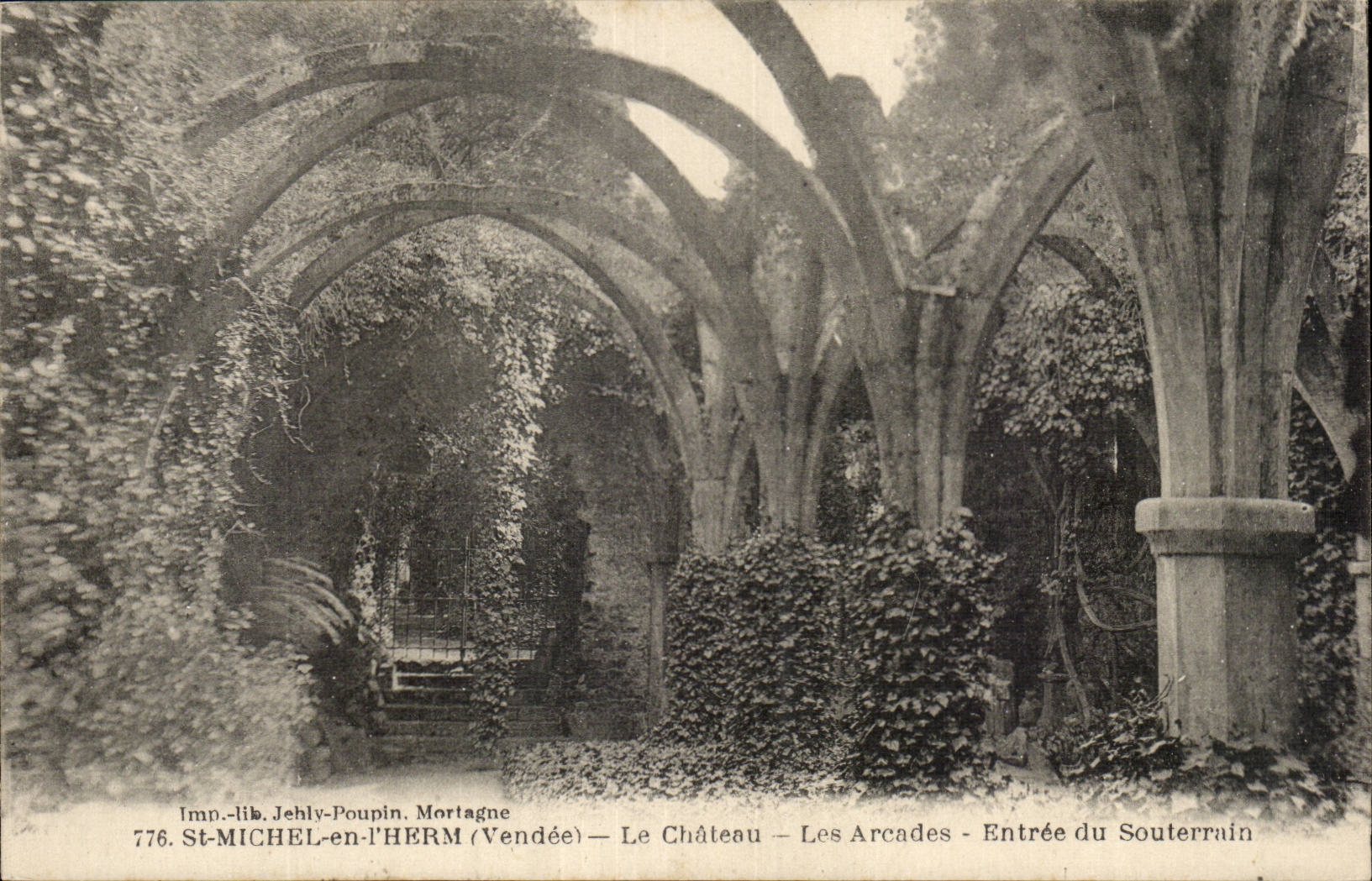 CPA St Michel en l'Herm Le chateau Les arcades Entree du souterrain