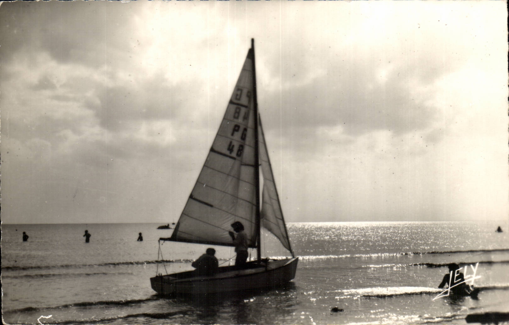 Canot à voiles sur la Plage — Notre-Dame-de-Monts (Vendée) — Edit. Jely, n°85