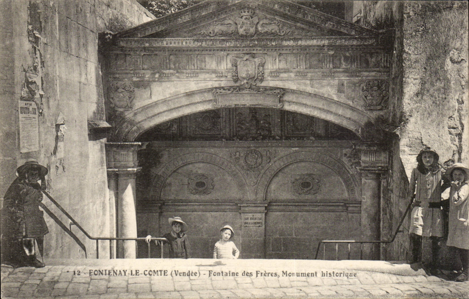 Fontenay le Comte CPA Fontaine des Freres Monument historique