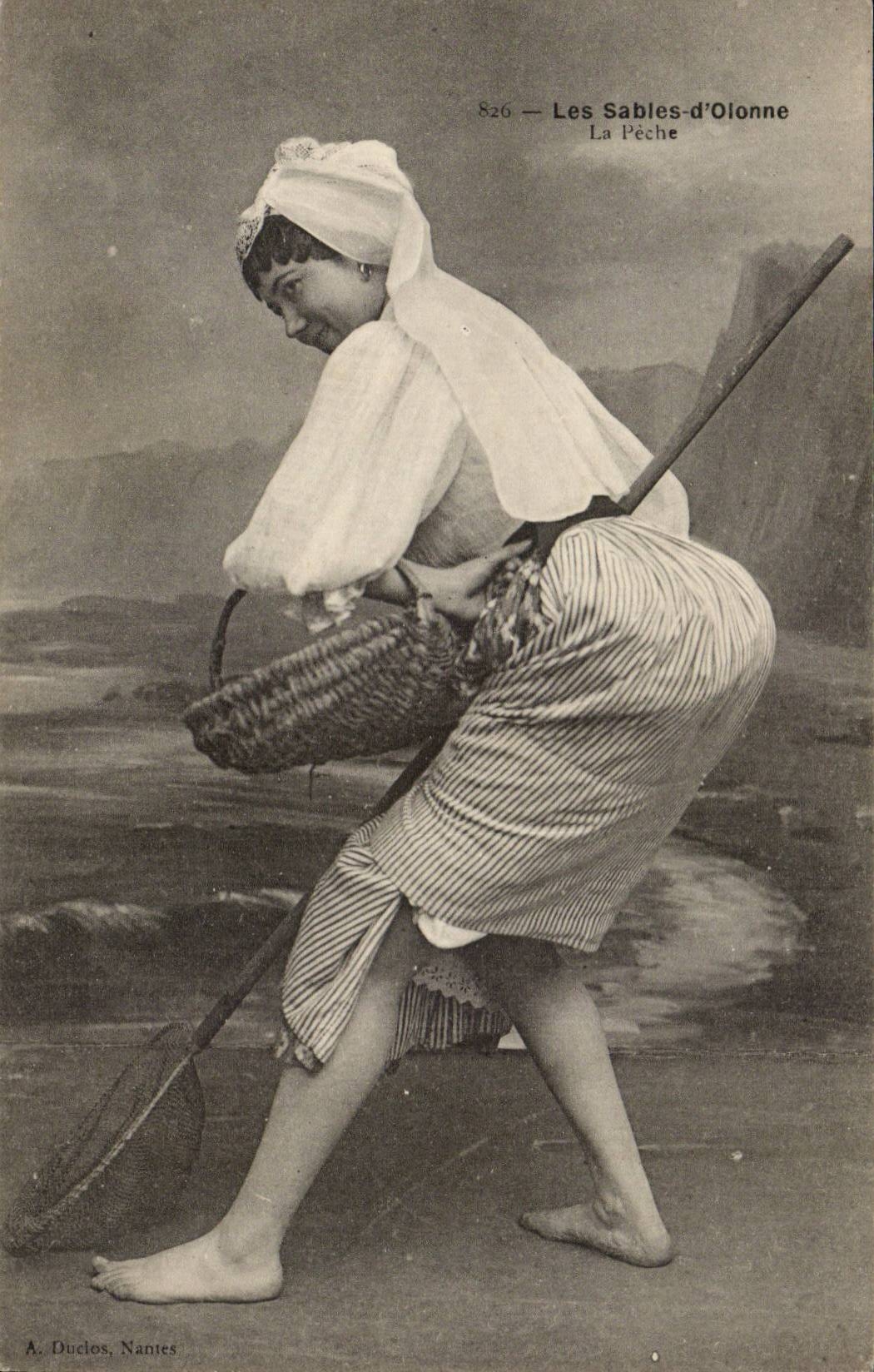 Sables d'olonne CPA Sablaise La peche (folklore costume)